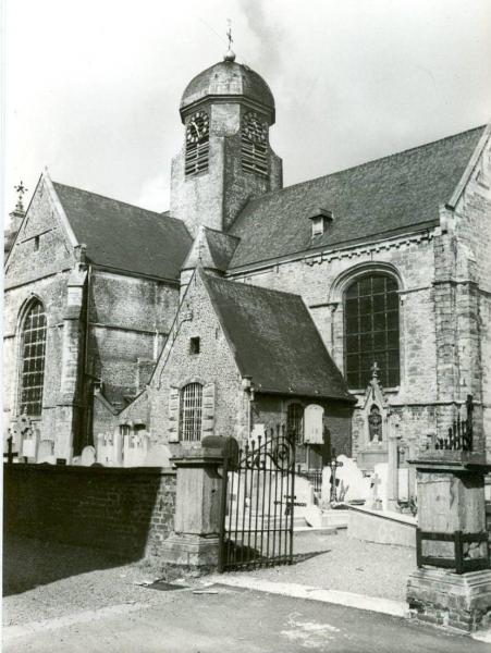 De achterkant van de kerk in Meerbeke en het kerkhof is nog steeds goed herkenbaar! 