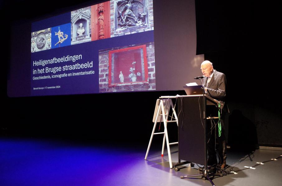 Voorzitter Adelbert Denaux leidt spreken Benoit Kervyn in © Wim De Four