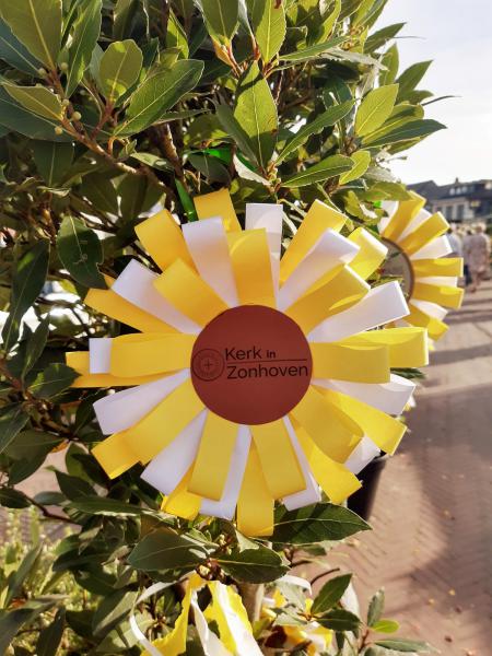 Zonnebloemen als versiering, geknutseld door vrijwilligers uit de geloofsgemeenschap. © Liesbeth Corvers