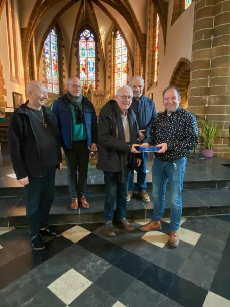 Ivo neemt het bedrag in ontvangst. © Arlette Mertens