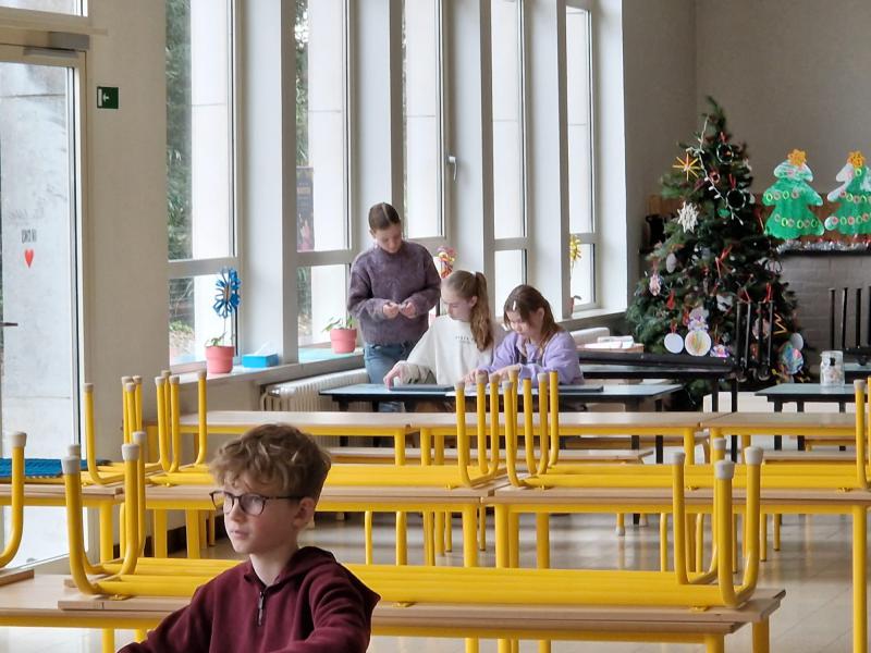 In groepjes op zoek naar de juiste antwoorden. 