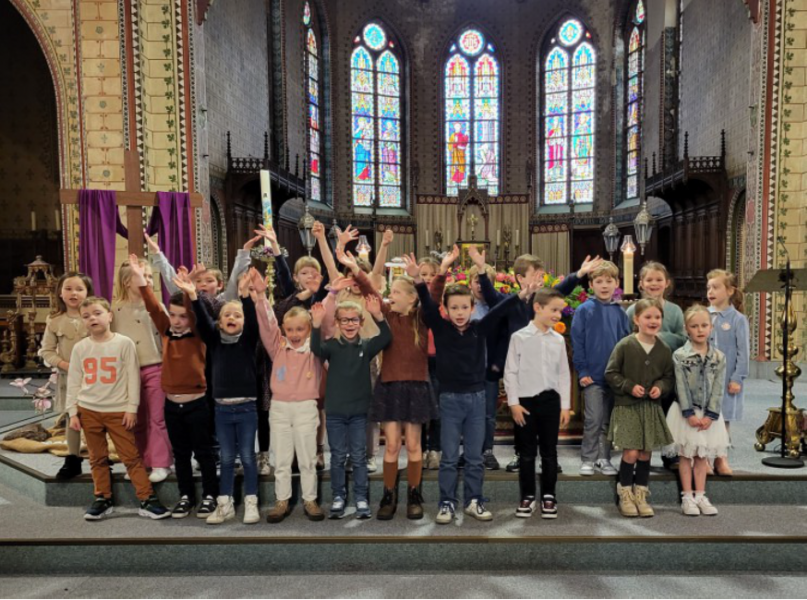 In de lente hebben heel wat kinderen hun eerste communie gedaan – hier de instapviering in de Sint-Petruskerk. 
