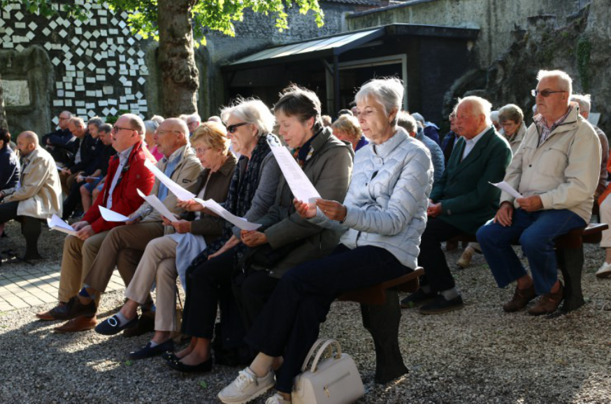 Op 24 mei werd de viering aan de Lourdesgrot in Kortrijk verzorgt door onze Pastorale Eenheid. 