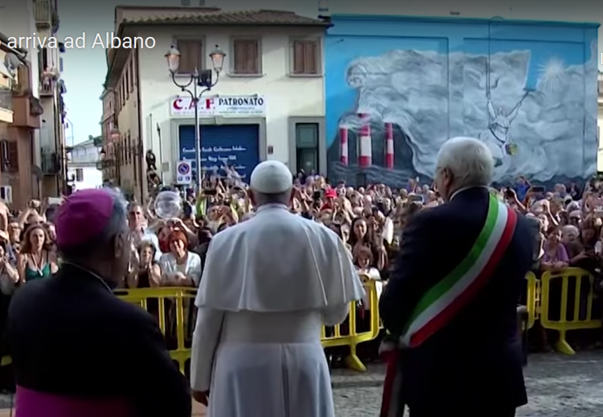 Paus Franciscus oog in oog met de gigantische graffito in Albano Laziale © VaticanMedia