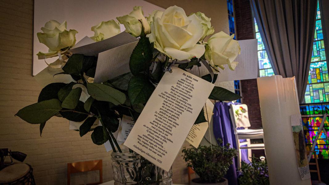 In Erembodegem kreeg de familie van wie het afgelopen jaar een dierbare had verloren een witte roos 
