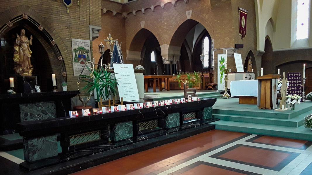De dorpskerk in Erembodegem was bijzonder warm versierd voor Allerheiligen (2020) 