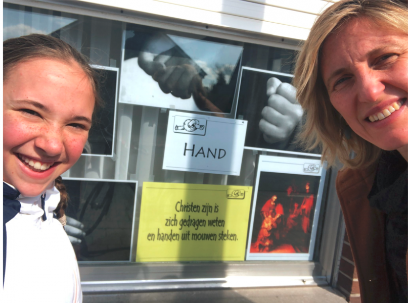 Vormeling Anouk met mama voor het raam over dienstbaarheid (hand) 