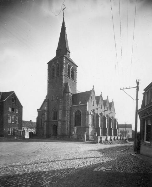 De Sint-Gertrudiskerk vele jaren geleden. Let op de oude kerkhofmuur! 