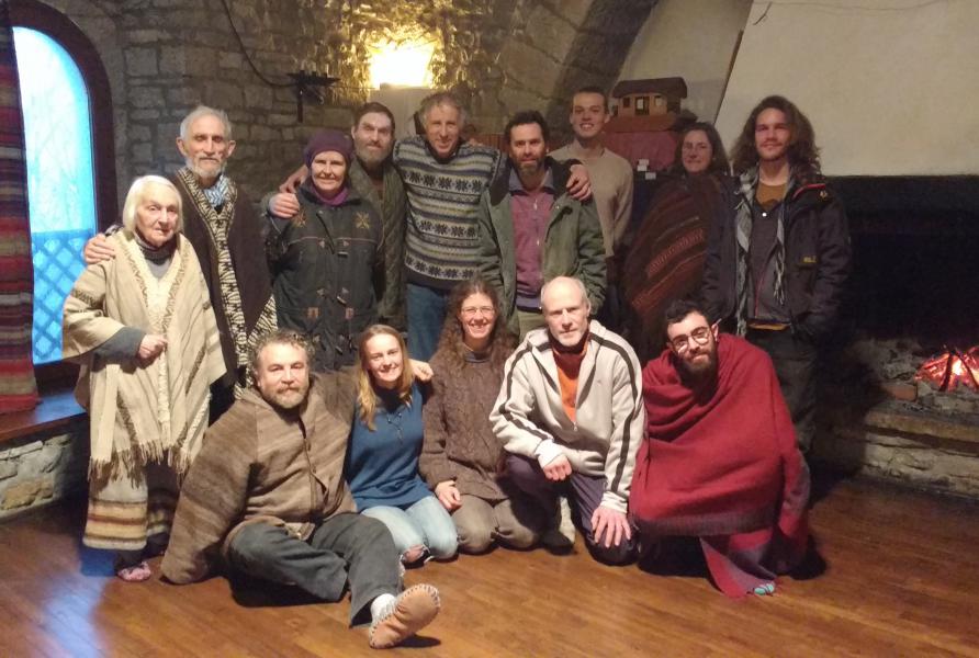 Staf Peeters (2de van rechts onderaan) leefde een jaar mee in een Arkgemeenschap van Lanza del Vasto in Frankrijk. © Staf Peeters