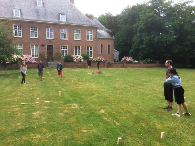 Spelavond in de tuin van de dekenij © JVG