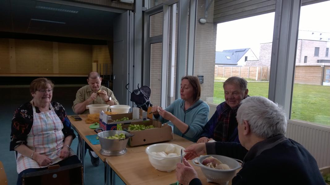 Solidaire maaltijd (hutsepot) in Keiem: de kookploeg aan de slag. 