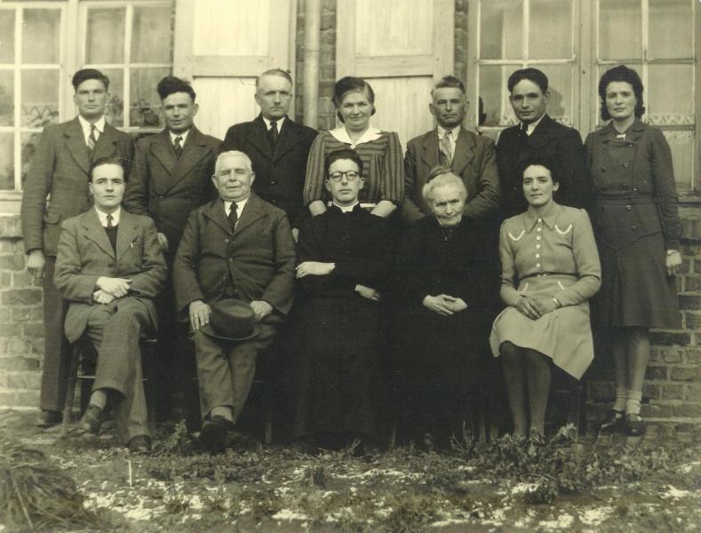 Cyriel Moeyaert bij zijn priesterwijding op 8 april 1945 (in het midden op de onderste rij) 