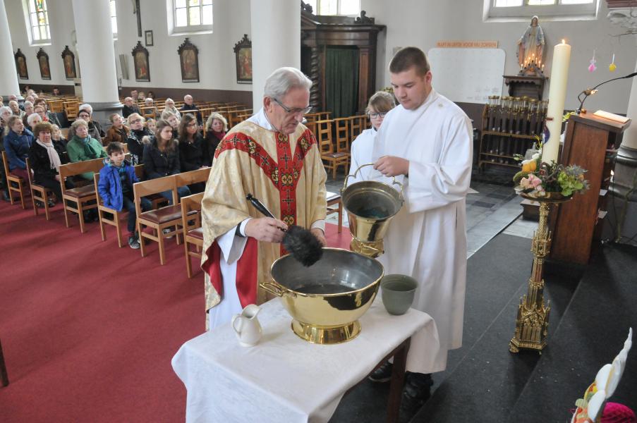 Pastoor Meersschaert zegent het doopwater