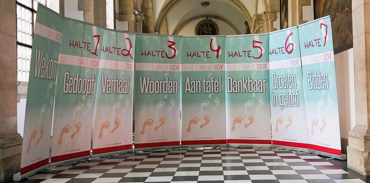Eerste communietocht banners © CCV in het bisdom Brugge