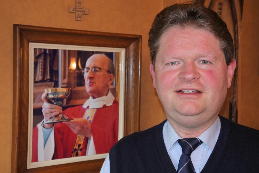 Bart voor de foto van zijn mentor E.H. Stevens 