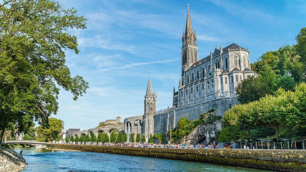 Basiliek Notre Dame du Rosaire in Lourdes. 