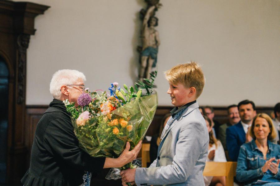Maria wordt in de bloemetjes gezet omdat ze al 50 jaar catechese geeft © Inneke Gebruers