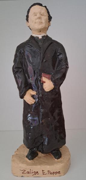 Keramisch beeldje priester E. Poppe © Gracy Peelman