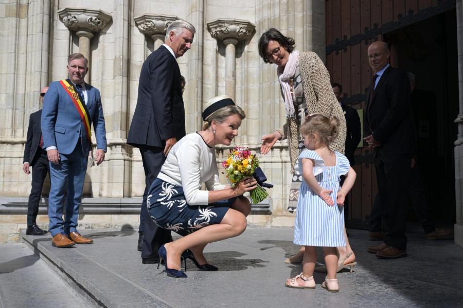 Koningin Mathilde ontvangt bloemen bij de poort van de kathedraal © Belga Image