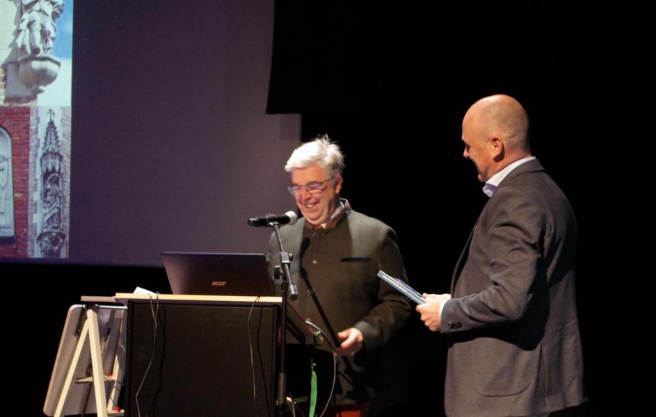 Vormgever Wim De Four mocht een exemplaar van het boek in ontvangst nemen. © Wim De Four