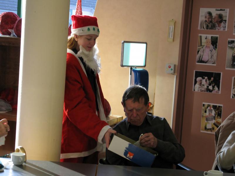 Hier zie je ons op kerstbezoek bij de bewoners.