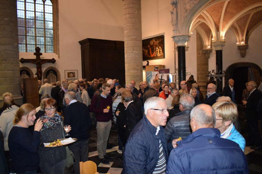 Ontmoeting met de bisschop en receptie na de gebedsdienst. 