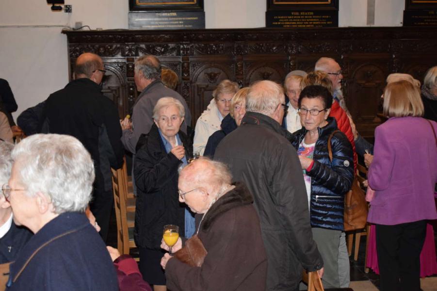 Ontmoeting met de bisschop en receptie na de gebedsdienst. 