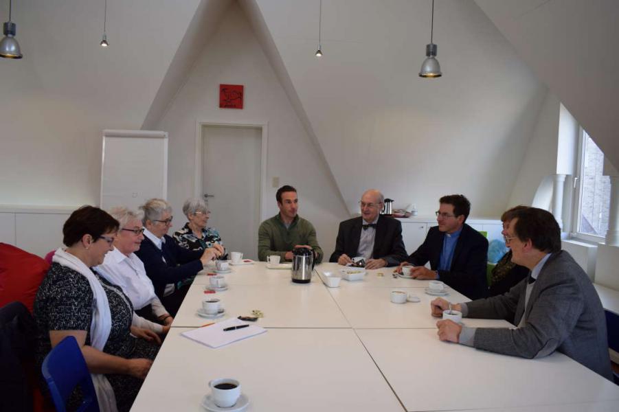 Bezoek bisschop bij Ville Rozerood De Panne 