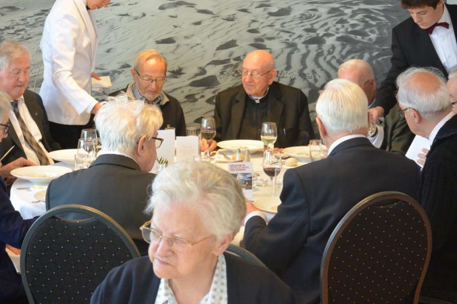 Bezoek bisschop bij hotelschool ter Duinen 