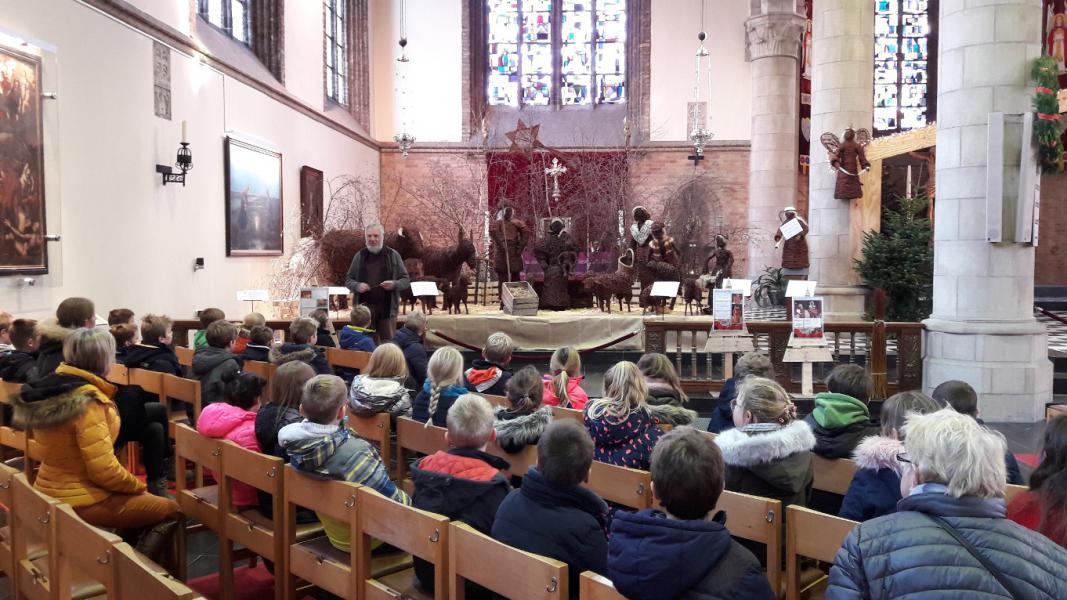 Bezoek lagere school Pervijze aan de kerststal. 