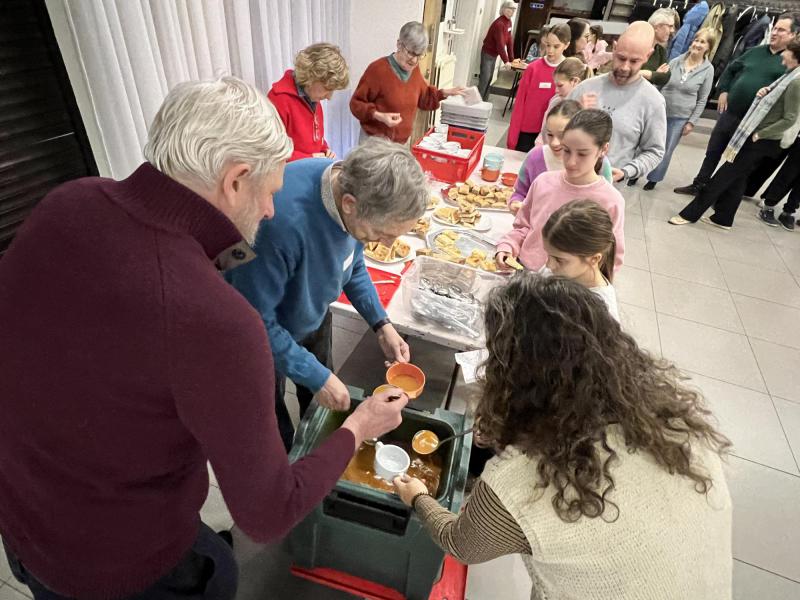 Bij de start van de bijeenkomst werd er aangeschoven voor een sobere, maar vooral lekkere maaltijd, 28 februari 2026 © Dirk Bellens