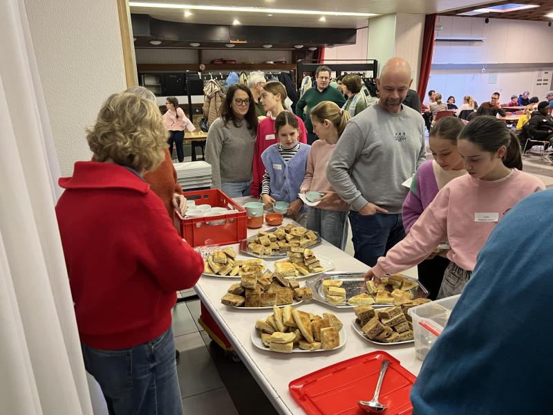 Bij de start van de bijeenkomst werd er aangeschoven voor een sobere, maar vooral lekkere maaltijd, 28 februari 2026 © Dirk Bellens