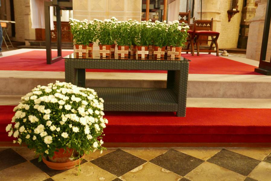 Bij elk kruisje een bloem © Leen. 