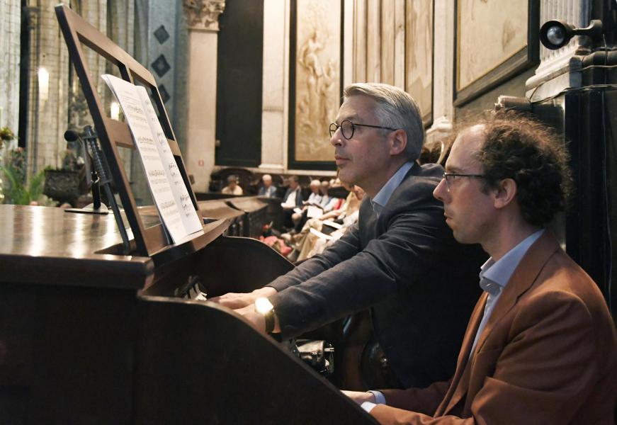 Nicolas en Jan in de weer op het orgel © Bisdom Gent, foto: Maîtrise