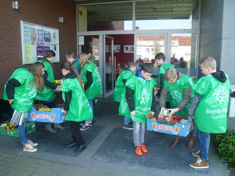 Vormelingen Rooierheide verkoop bloemetjes tvv Broederlijk Delen 
