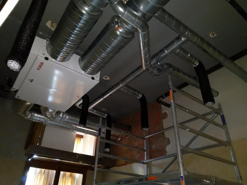 Het vals plafond in de voormalige logeerkamer werd verwijderd. De ruimte wordt immers in de hoogte gebruikt om de ventilatie-unit te monteren. Hier komt nieuw sanitair met o.a. een toilet voor mensen met een beperking. 