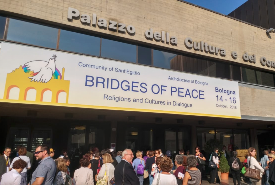 De gevel van het stedelijke congrescentrum in Bolgna waar 'Bridges for Peace' plaatsvindt © Sant'Egidio