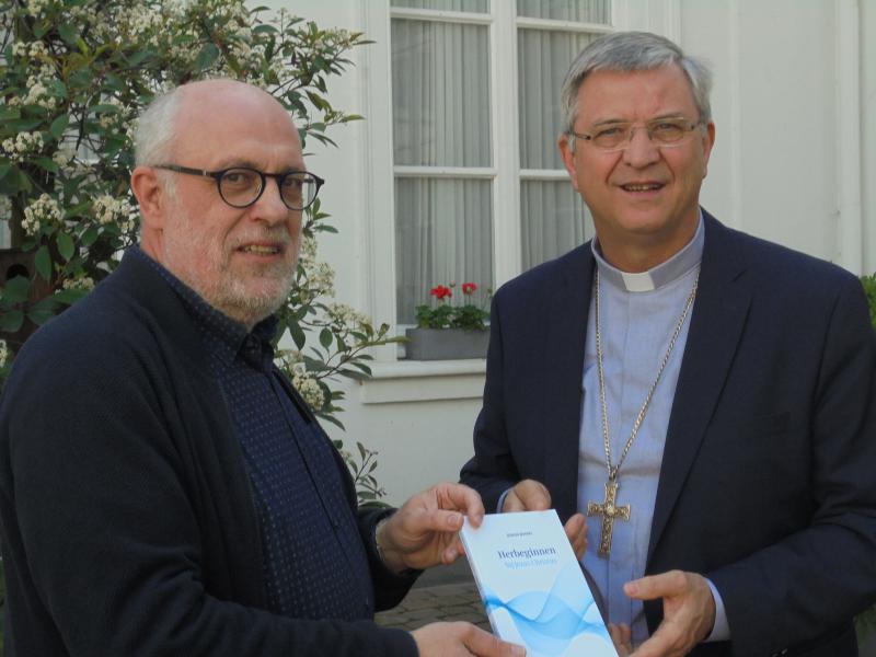 Bisschop Bonny van Antwerpen, samen met dhr. Toon Osaer, directeur van de uitgeverij Halewijn © Caritas International