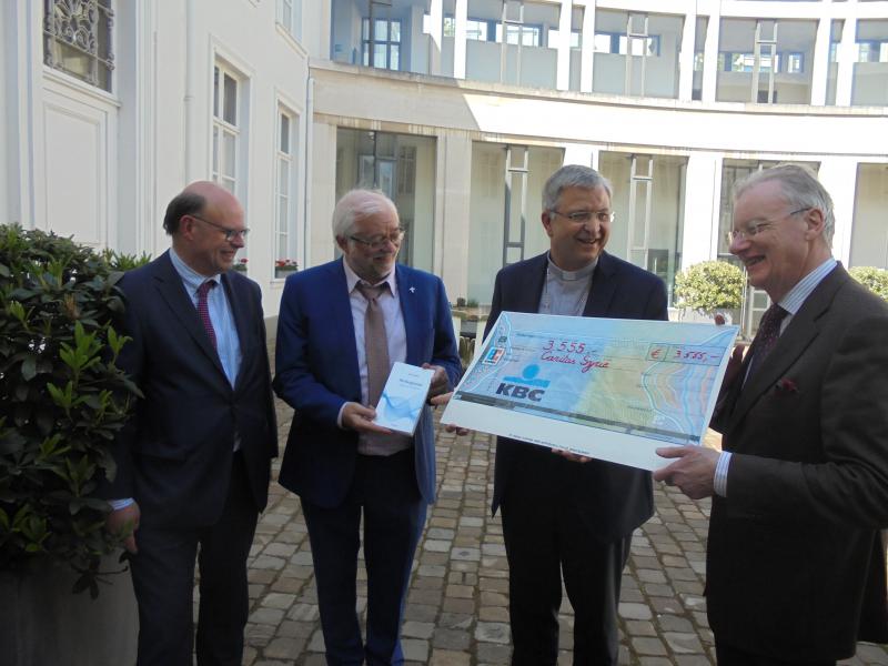 Overhandiging van de cheque in het bisschopshuis © Caritas International