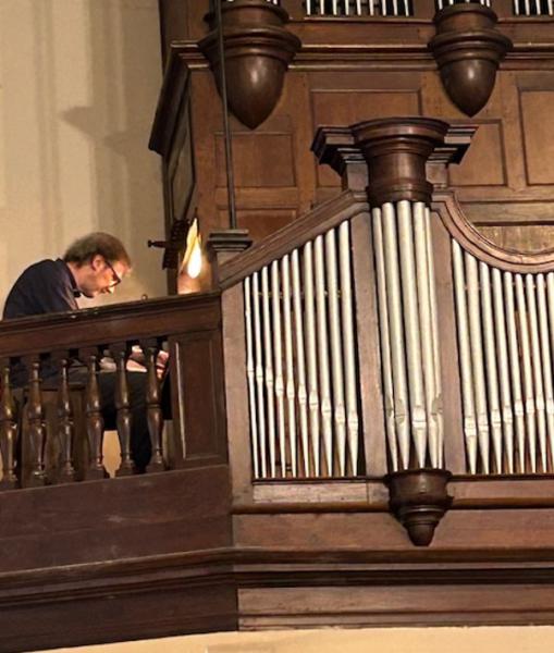 Bruno Bruyninckx bespeelt het orgel © Sjalom Boutersem