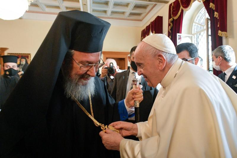 Paus Franciscus en aartsbisschop Chrysostomos © Vatican Media