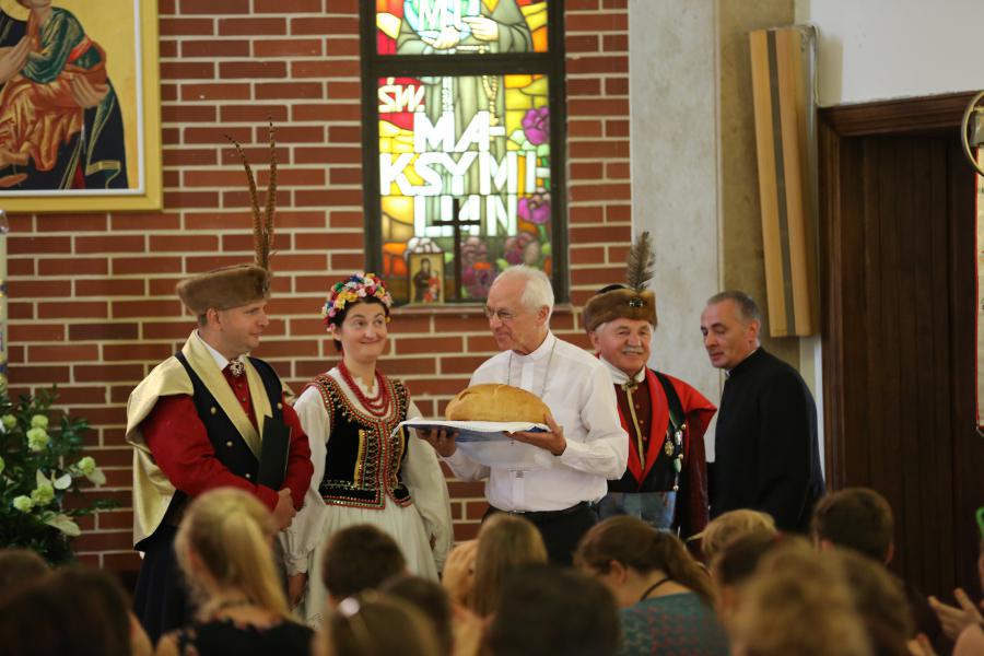 Mgr De Kesel ontvangt het welkomstbrood van de gastparochie
