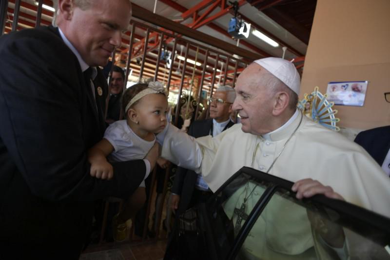 Paus Franciscus in het Casa Hogar del Buen Samaritano  © Vatican Media