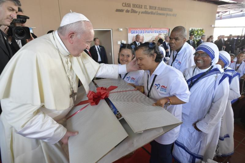 Paus Franciscus met gasten van het Casa Hogar del Buen Samaritano  © Vatican Media