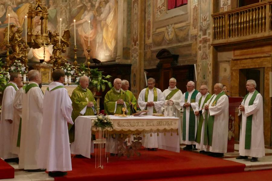 Onze bisschoppen en priesters tijdens een van de dagelijkse eucharistievieringen © Hugo Casaer