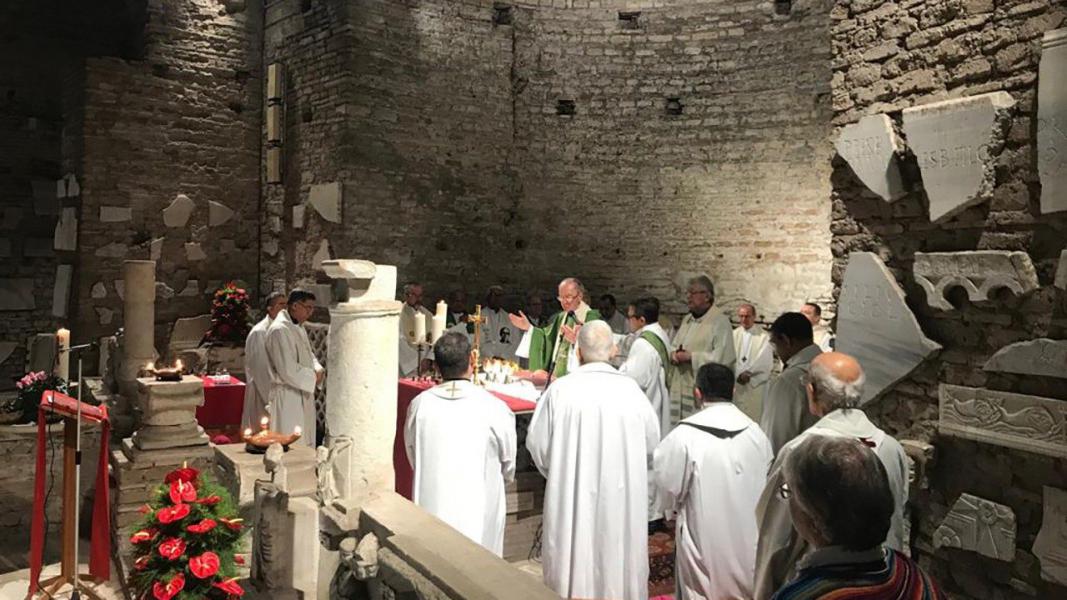 Kardinaal Claudio Hummes gaat voor in de eucharistieviering in de Catacomben van Domitilla © VaticanMedia