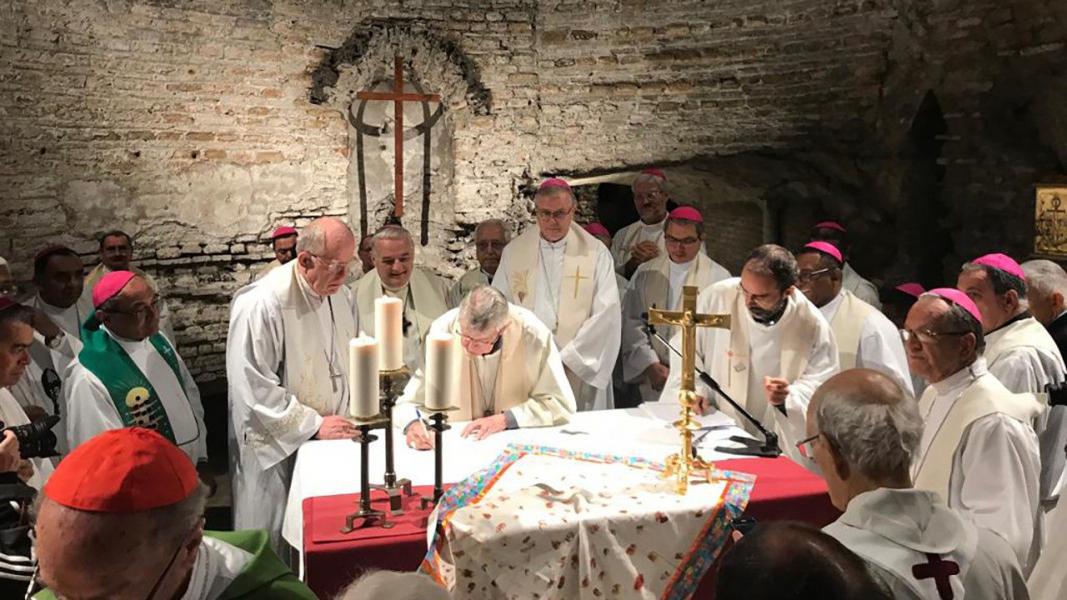 Meer dan veertig bisschoppen uit de Amazoneregio ondertekende in de Catacomben van Domitilla een ‘pact voor het gemeenschappelijke huis’ © VaticanMedia