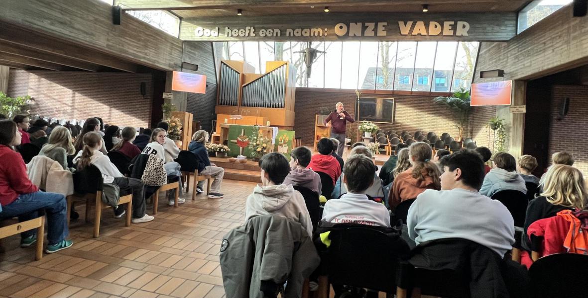 Catechist Luc vertelt enthousiast over de 7 sacramenten © Dirk Bellens