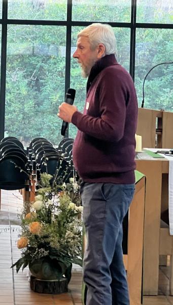 Catechist Luc vertelt enthousiast over de 7 sacramenten © Dirk Bellens