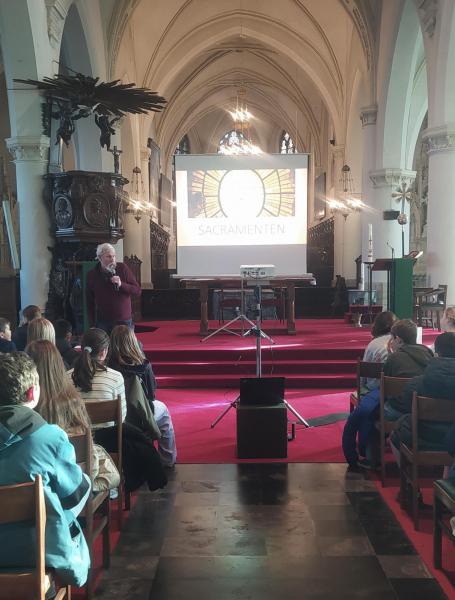 Catechist Luc vertelt de vormelingen enthousiast over de sacramenten, 8 februari 2026 © Luc Vanlaerhoven